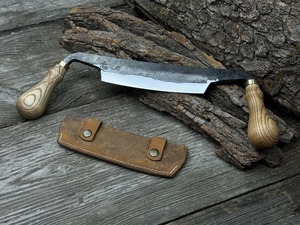 Moyen Drawknife. Lame de rasoir. Forgé à la main en acier au carbone trempé, manche en bois de frêne, avec étui en cuir - Product Image 4