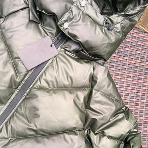 เสื้อแจ็คเก็ตฮู้ดกันหนาวแบบขายส่ง รุ่นเปลี่ยนสีตามอุณหภูมิ สีเทาเงา ทรงโอเวอร์ไซส์ สไตล์สตรีทแวร์ เสื้อแจ็คเก็ตพัฟเฟอร์แบบเปลี่ยนสีตามความร้อน ด้านหน้า - Product Image 4