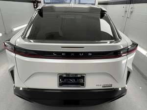 Lexus RZ 450e Premium AWD 2023 avec jantes de 20 pouces - Product Image 3