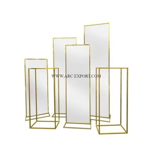 Pièce maîtresse décorative de fleur en verre transparent Harlow Stands Ensemble de 6 tailles différentes Forme carrée Utilisation de décor à la maison Harlow Stands - Product Image 4