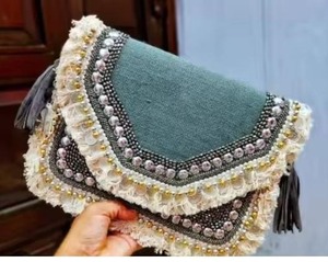 Bolso de Mano con Bordado de Seda Hecho a Mano, Decoraciones de Perlas y Cuentas, Diseño Floral, Cierre de Cremallera Resistente, Logotipo Personalizado, Empaque de Alta Calidad - Product Image 5