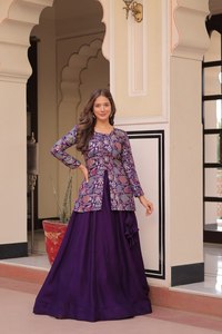 LEHENGA CHOLI PRÊT-À-PORTER MODERNE DE QUALITÉ SUPÉRIEURE, SÉCHAGE RAPIDE, POUR FÊTES ET ÉVÉNEMENTS FESTIFS, POUR MARIAGE, Pur Simmer Vichitra Embossé - Product Image 3