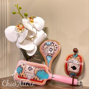 Venta caliente 2024 Mujeres Real Hecho a mano Grabado Baraja de cartas Cuero mecanizado 3 piezas Cepillo de pelo Espejo de mano y Hair Stick Vanity Set - Product Image 1