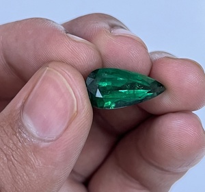 Esmeralda Suelta Natural Sin Tratar de 5.61 Quilates, Forma de Pera, Origen Zambia, Color Verde Intenso, Certificación IGI, Calidad AAA+ - Product Image 6