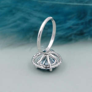 Anillo de Diamante Azul de Laboratorio Certificado por IGI con Diseño de Halo Redondo y Engaste de 4 Puntas en Oro Blanco - Product Image 5
