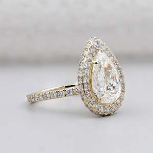 Bague de fiançailles en or jaune certifiée IGI, forme poire avec halo de diamants et bande pavée, bagues en diamants certifiés - Product Image 2
