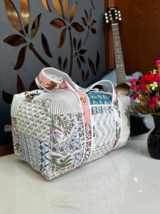 Bolsa de Viaje de Algodón Acolchada con Estampado Floral Hecha a Mano por Le Souvenirs, Estilo Blockprint Blanco, Ecológica, de Gran Capacidad, de Lujo para Fin de Semana - Product Image 3