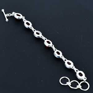 Pulsera de Plata de Ley 925 Hecha a Mano con Granate Rojo y Engaste Vintage, Regalo para Novia y Amigas - Product Image 3