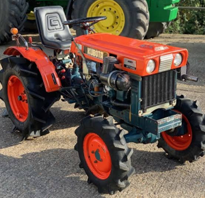 Tracteur compact Kubota 4x4 de petite taille, avec chargeur, moteur diesel, vente en gros d'usine, livraison rapide disponible. - Product Image 4