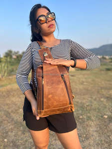 Nuevo estilo hecho a mano de grano completo de cuero Crunch estilo Vintage Unisex Sling Chest Made Unique Triangle Messenger Utility Cross Bags - Product Image 3