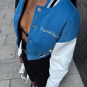 Nuevo estilo, chaqueta Bomber de punto de piel de oveja de terciopelo para niñas, bolsillos delanteros de diamantes de imitación personalizados, con capucha, longitud Regular, temporada de otoño - Product Image 2