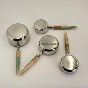 Juego de 4 Tazas y Cucharas Medidoras de Acero Inoxidable Pulido Natural con Mango de Resina - Product Image 5