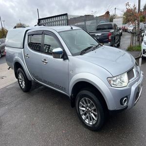 Mitsubishi L200 2.5TD Barbarian (EU V) Cabine 2011 / Toyota Hilux 2.4D-4D Invincible X (150 ch) (EU6dT-E) 3.2t 2019 - Product Image 3