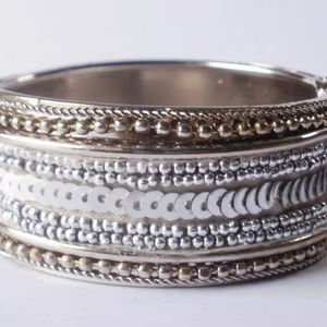 Brazalete con cuentas brillantes, lentejuelas en tono plateado, acentos dorados, diseño bohemio étnico para ropa de fiesta, accesorio de moda - Product Image 1