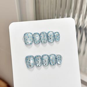 Escalera corta Diseño de dedo acrílico Prediseñado Tonos frescos Gris plateado con un sueño de chicle de belleza de hielo fresco nacarado - Product Image 1