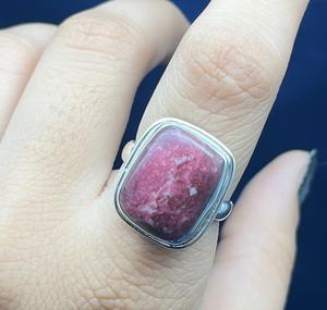 Anillo de bodas de plata de thulita bohemio hecho a mano para mujer con incrustaciones naturales con ajuste de bisel para compromiso - Product Image 3