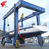 Grue hydraulique mobile certifiée CE pour bateaux, idéale pour la réparation de yachts, le transport et le mise à l'eau des bateaux en quai.