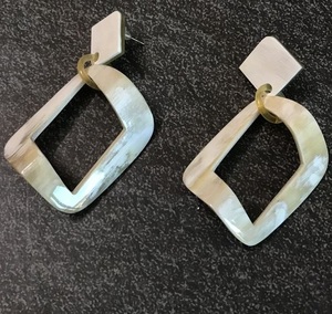 Pendientes colgantes de cuerno orgánico con artesanía artesanal para aquellos que buscan joyería de moda Bohemia sostenible - Product Image 1