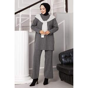 Costume deux pièces rayé en tricot avec écharpe gris - Product Image 5