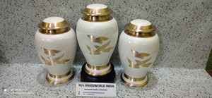 Urna de latón nácar con caja de terciopelo suministros funerarios Brassworld India - Product Image 4