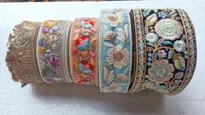 Cordones de trabajo de hilo bordados hechos a medida en patrón de scalaping y en opciones multicolores en bordado de lentejuelas. - Product Image 3