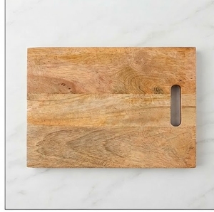 Planche à découper rectangulaire en bois de manguier artisanale, écologique, durable, avec poignée en bois, passe au lave-vaisselle - Product Image 1