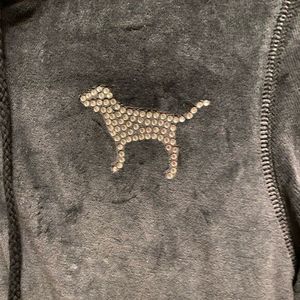 ผู้ผลิตเสื้อฮู้ดดี้แบบรีเวท OEM ผ้าฝ้ายฟลีซ 100% สำหรับฤดูหนาว ทรงโอเวอร์ไซส์ ระบายอากาศได้ดี เป็นมิตรกับสิ่งแวดล้อม ประดับตัวอักษรคริสตัล คุณภาพพรีเมียม - Product Image 3