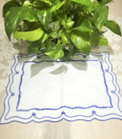 Set de napperons et serviettes géométriques bleus brodés personnalisés pour la maison, le restaurant, le mariage, le coton blanc avec bordure festonnée