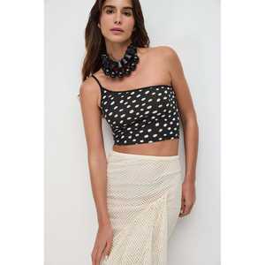 Top corto de un solo hombro con estampado de lunares - Product Image 1