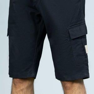 Vente en gros de shorts cargo décontractés 100% coton pour hommes coupe régulière noirs avec motif uni et fermeture à cordon brodé en 3D - Product Image 3
