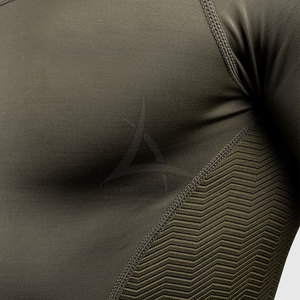 เสื้อคอมเพรสชั่นแขนยาวคอปกแบบนุ่มสั่งทำขายส่ง ผ้าเนื้อบางเบา ระบายอากาศได้ดี เป็นมิตรกับสิ่งแวดล้อม สำหรับผู้ชายออกกำลังกาย - Product Image 4