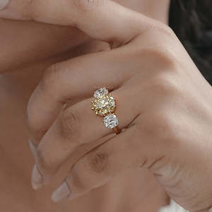 Conception de fantaisie audacieuse fantaisie jaune ancienne mine coussin diamant trois pierres bague en diamant cultivé en laboratoire pierre principale bague en or massif 14k - Product Image 3