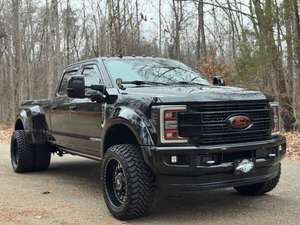 Ford F-450 Super Duty Platinum Diesel Turbo Manuel 2019 d'occasion, conduite à gauche, pneus R18, intérieur foncé, sièges en tissu, à vendre - Product Image 2