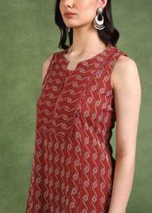 Kurti court en coton cambric à imprimé géométrique marron pour femmes, avec col en V et design sans manches, style longueur genou. - Product Image 3