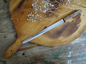 Tabla de cortar de madera de diseño minimalista con ranura para jugo y cuchillo para queso de acero inoxidable, acabado natural, cocinas modernas ideales - Product Image 3