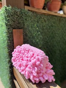 กระเป๋าคลัทช์ถักไหมพรมขนปุยสีชมพูสำหรับผู้หญิง ทำมือ กระเป๋าถือขนปุยแบบเท็ดดี้ - Product Image 5