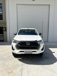 Toyota Hilux con Caja de Cambios Automática, Asientos de Cuero, Interior Oscuro, Neumáticos R15, Baca Metálica, Volante a la Derecha - Product Image 4