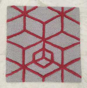 Tapis fait main en laine bouclée avec design géométrique rouge et abstrait Revêtement de sol modulaire de luxe pour la maison et le bureau - Product Image 1