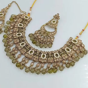 FANCY ANTIQUE TRADITIONAL and FASHIONABLE <b>GOLD</b> TONE KUNDAN <b>PEARL</b> CHOKER <b>NECKLACE</b> EARRING SET WITH MANGTIKA for WOMEN and GIRL - Product Image 1