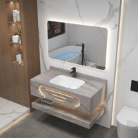 Ensemble de meuble-lavabo de salle de bain avec vasque sous-plan incurvée en pierre frittée grise, bande LED intégrée et miroir rétroéclairé pour la décoration de la maison et des hôtels