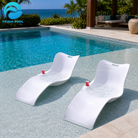 Chaises longues de luxe en fibre de verre blanches pour l'extérieur, pour la détente aquatique, avec parasol, pour piscine