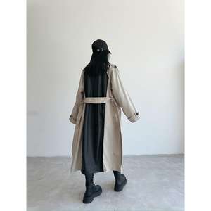 Trench-coat pour femme avec empiècements en cuir le long du col, couleur pierre - Product Image 2