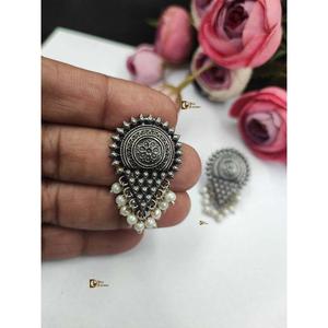 Hechos a mano por artesanos expertos, estos pendientes ligeros brindan comodidad durante todo el día y aportan un toque de estilo. - Product Image 2