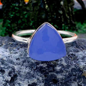 Bague en calcédoine bleue Trillion, argent sterling 925, fabrication artisanale, bijoux fins, sertissage invisible, motif géométrique, placage rhodium - Product Image 5