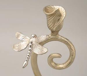 Soporte de vela artesanal de aluminio dorado, estilo real, perfecto para agregar un encanto elegante, acogedor y decorativo - Product Image 2