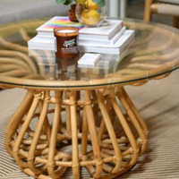 Table basse en rotin fait main avec dessus en verre-Meubles minimalistes modernes pour salon et terrasse