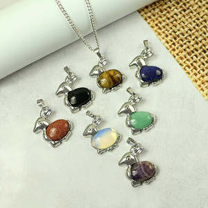 Pendentif lapin en cristal naturel avec chaîne en métal - Product Image 2