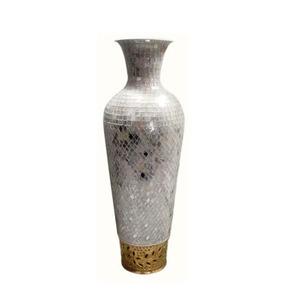 Jarrones de metal con detalles florales, excelentes para entornos profesionales como hoteles, oficinas y restaurantes. - Product Image 4