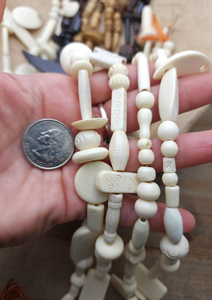 Cuentas Redondas Talladas a Mano con Acabado Antiguo, de Hueso Natural para Joyería Vintage, Artesanías Tribales y Accesorios de Moda - Product Image 2