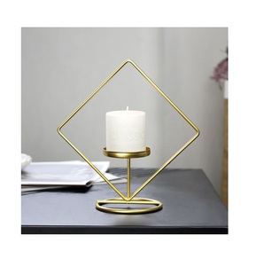 Linterna de vela de metal de alta calidad en marco de alambre con acabado dorado con forma geométrica para decoración de interiores - Product Image 1